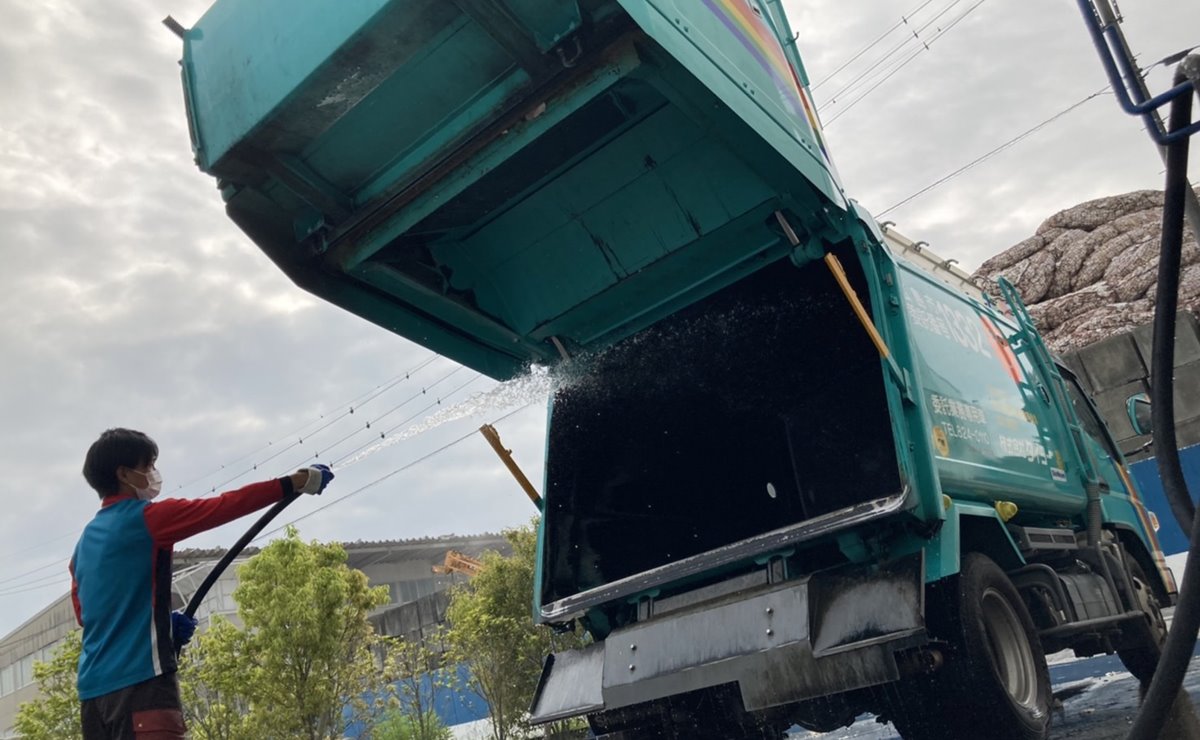 ゴミ収集車（パッカー車）の洗車 ご覧になられたことありますか
