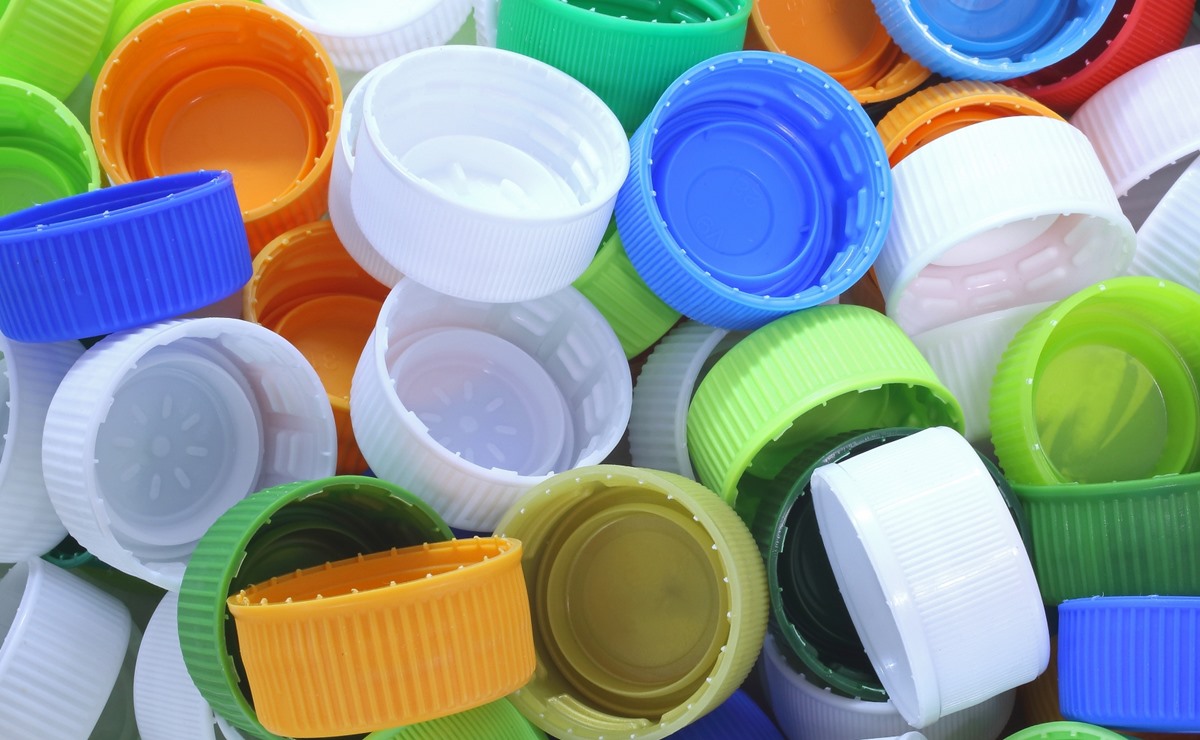 ペットボトルキャップ #ペットボトルキャップ工作 #てづくりおもちゃ #手作りおもちゃ , ＼ キャップで作るコイン落とし ／,  正直…ちょっと手間かかります。 でもその分、達成感がすごい！✨ しかも、壊れにくくて洗える。, 現場で本当に助かるやつです。, 切るのが大変 ...