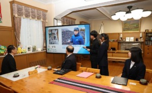 ゴミから生まれたゴミ箱「KAMIKA BIN」