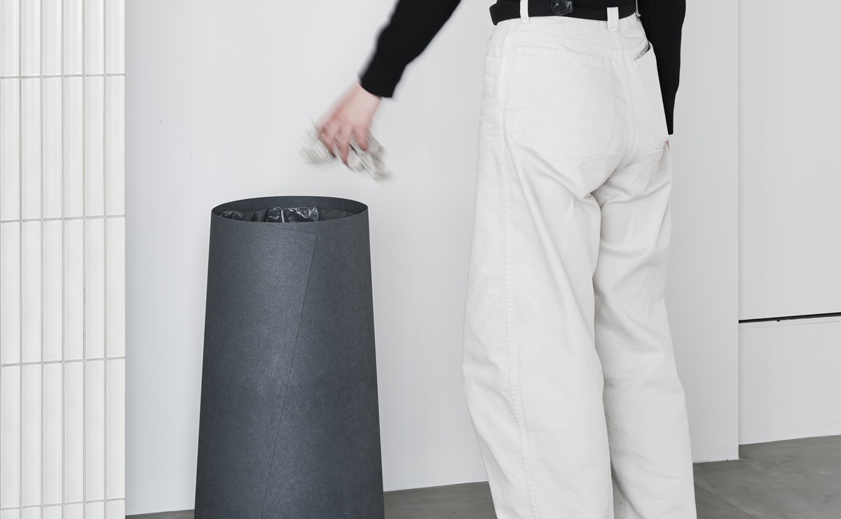 ゴミから生まれたゴミ箱「KAMIKA BIN」