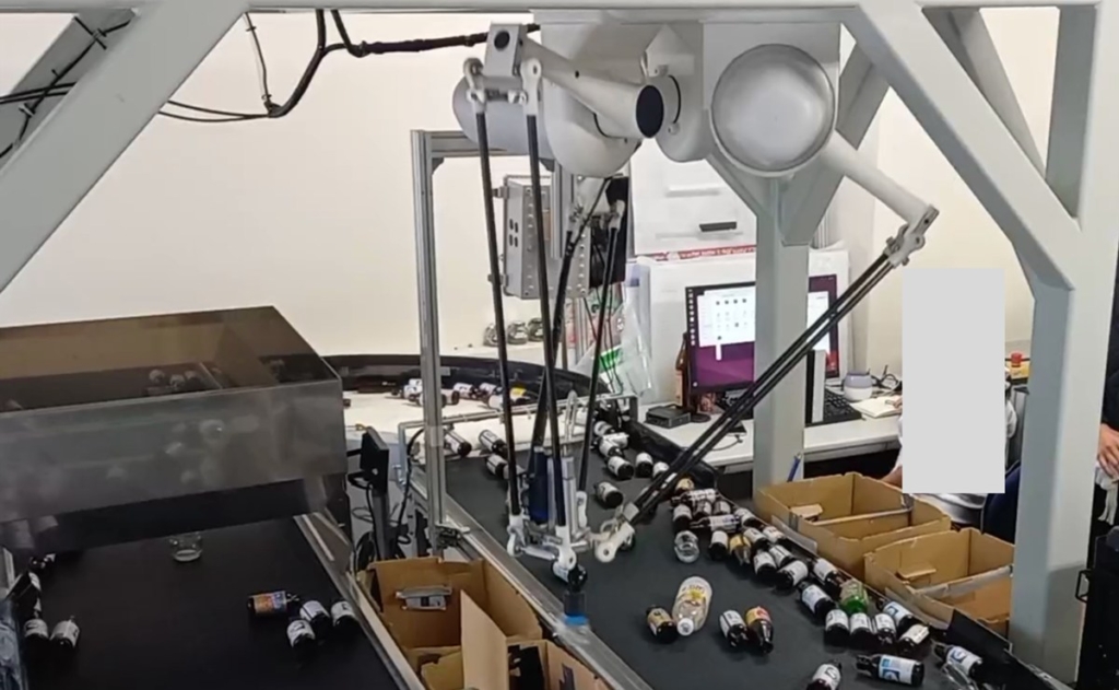 業界初の視覚言語AI搭載「飲料容器選別ロボット1号機」受注
