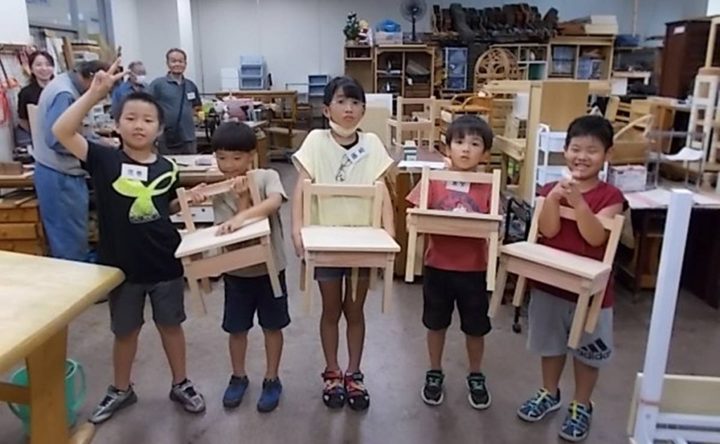 粗大ごみの木製品から小物家具を制作 舞鶴市で夏休み親子工作教室