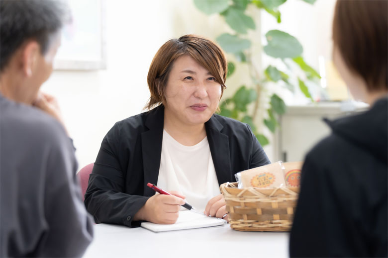 お客様の話を聞く女性