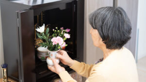 孤独死の遺品整理費用を負担する人