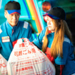 事業ゴミを収集する作業員