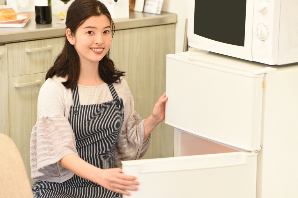 冷蔵庫を開ける女性