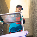 ゴミを運び出す女性作業員