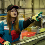 ゴミの選別をする女性作業員