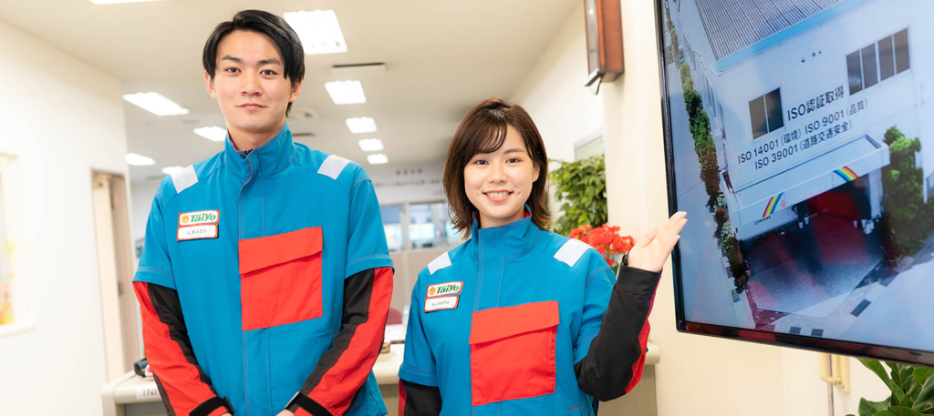 テレビを指差しする女性