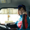 車内でポーズをとる女性