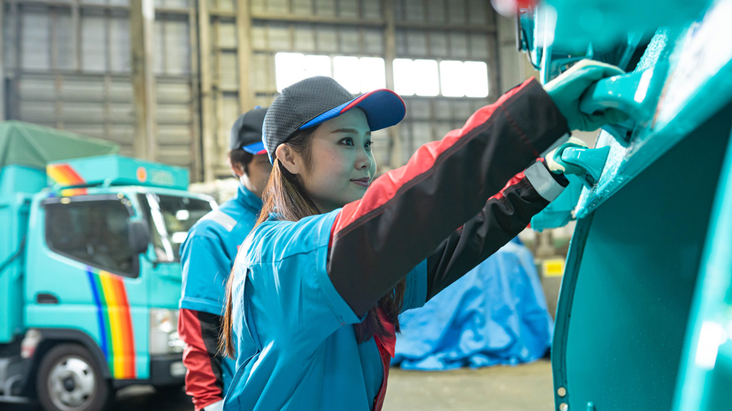 ごみ収集車と女性従業員