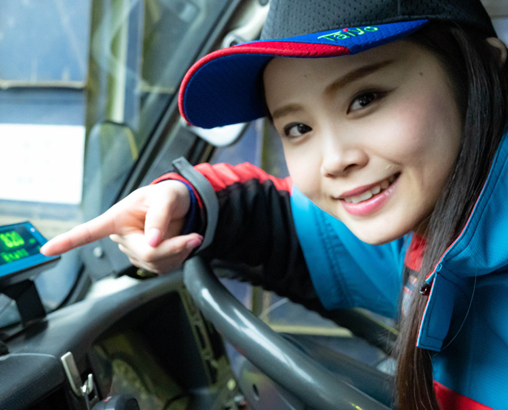 車内で指差しをする女性作業員