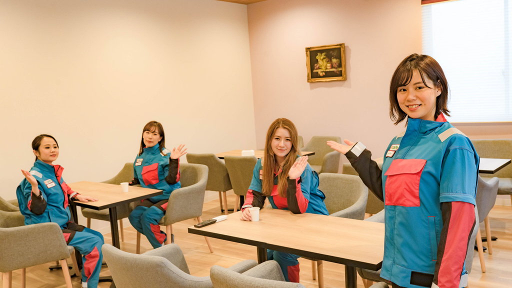 部屋を紹介する女性社員達