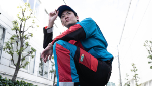 ポーズを取る若い男性の清掃員