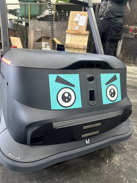 AI自動掃除ロボットPUDU MT1に目のシールを貼った画像