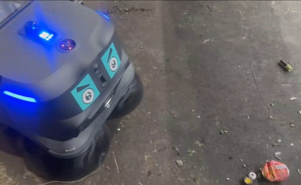 AI自動掃除ロボットPUDU MT1が作業をしている画像