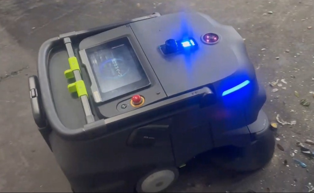 AI自動掃除ロボットPUDU MT1が作業をしている画像