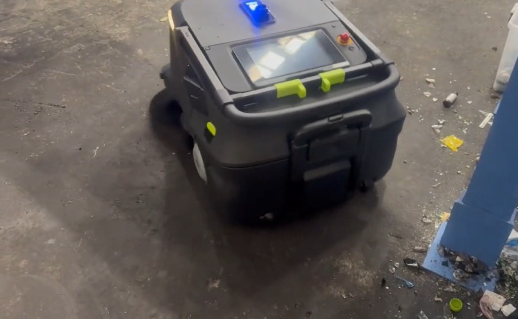 AI自動掃除ロボットPUDU MT1が作業をしている画像