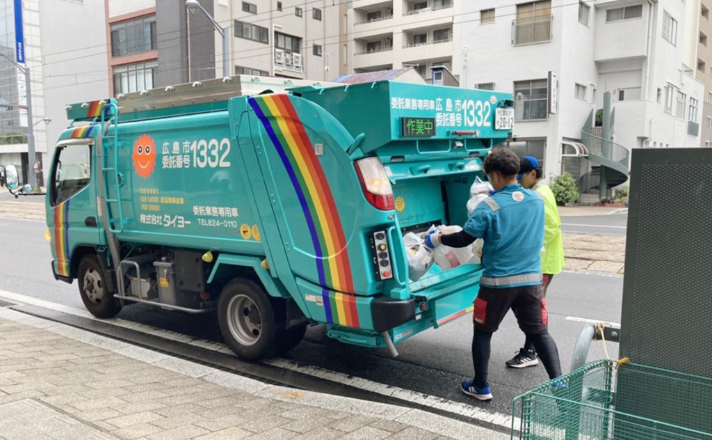 収集業務中の株式会社タイヨー男性スタッフ