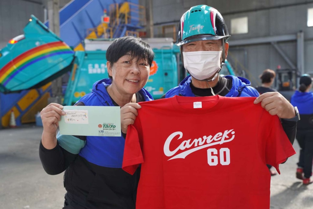 還暦を迎えてTシャツをプレゼントされた株式会社タイヨー男性スタッフ