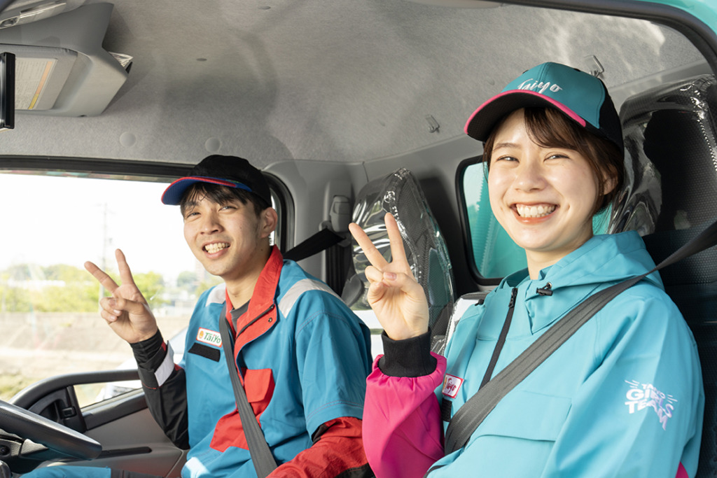 パッカー車に乗る株式会社タイヨーの男女スタッフ