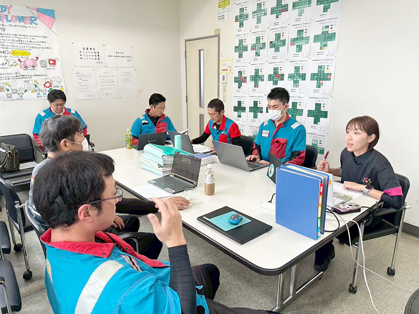 会議中の株式会社タイヨー男女スタッフ