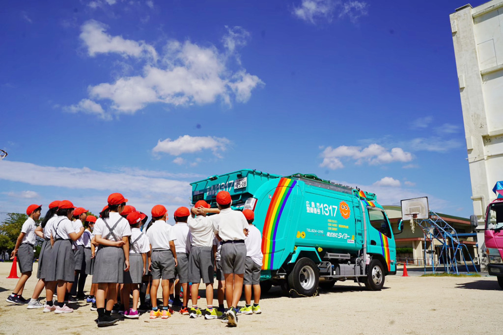 環境学習でパッカー車に興味津々の小学生たち